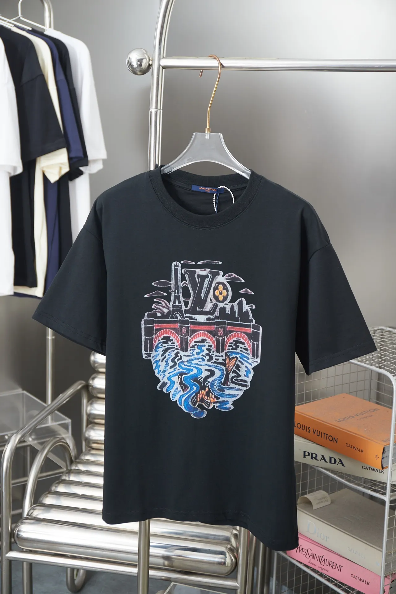 🅿️190 1V 25SS early spring new style Eiffel Tower river pattern short-sleeved, light luxury, essential item for daily commuting for men and women Correct version Welcome to compare Detailed features · 320g 100% pure cotton double yarn jersey fabric · Special thickened 32 pieces of double-strand 1X1 thread in the same vat custom dyeing · Digital direct injection of Eiffel Tower, bridge dyeing, river pattern printing • Turtle back design, letter logo and koi fish 🐟 embroidery · Double-needle stitching across seams · Original main mark, washed tag, branded moisture-proof paper packaging Color: White/Black/Pink Size: S/M/L/XL